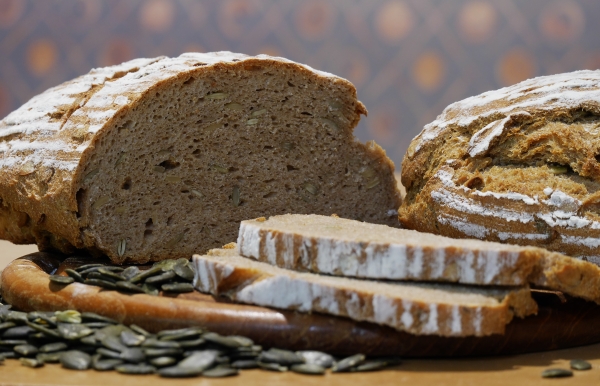 Backmischung Kürbiskernbrot Brot aufgeschnitten mit zwei Brotscheiben