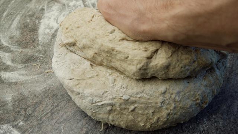 Brot wird geknetet