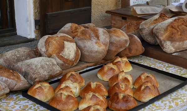 leckere luftige Brötchen und rustikales Brot