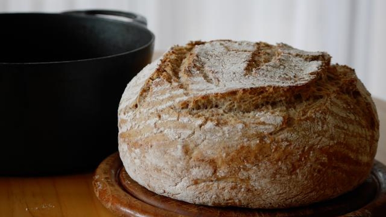 Topfbrot mit Sauerteig und Brühstück