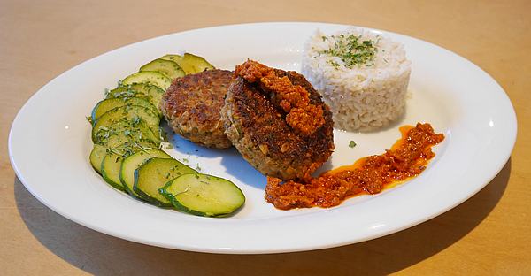 Grünkernfrikadellen mit Zucchini und Vollkornreis