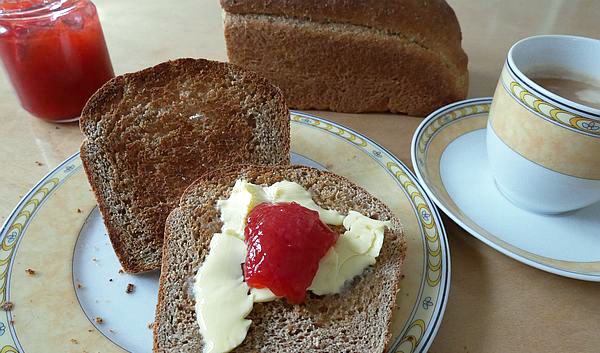 frisch getostetes Vollkorntoast zum Frühstück