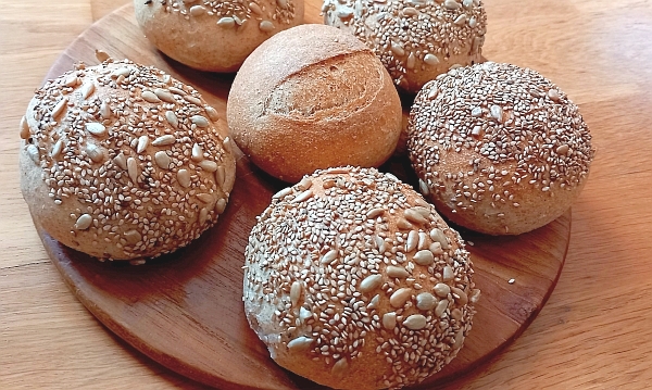 Vollkornbrötchen mit Weizen und Dinkel