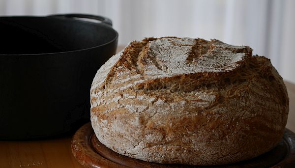 Brot aus dem gußeisernen Topf mit Sauerteig und Brühstück gebacken.